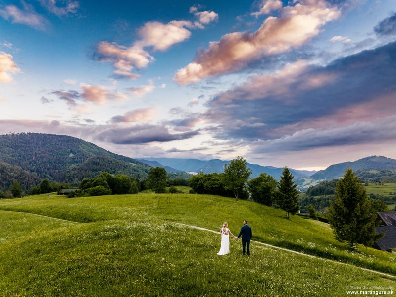 Svadobná fotografia z dronu, novomanželia v prírode pri Terchovej, pohľad zhora