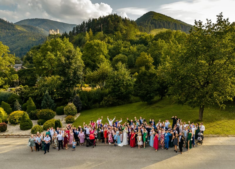 Skupinová svadobná fotografia z drona pred kaštieľom