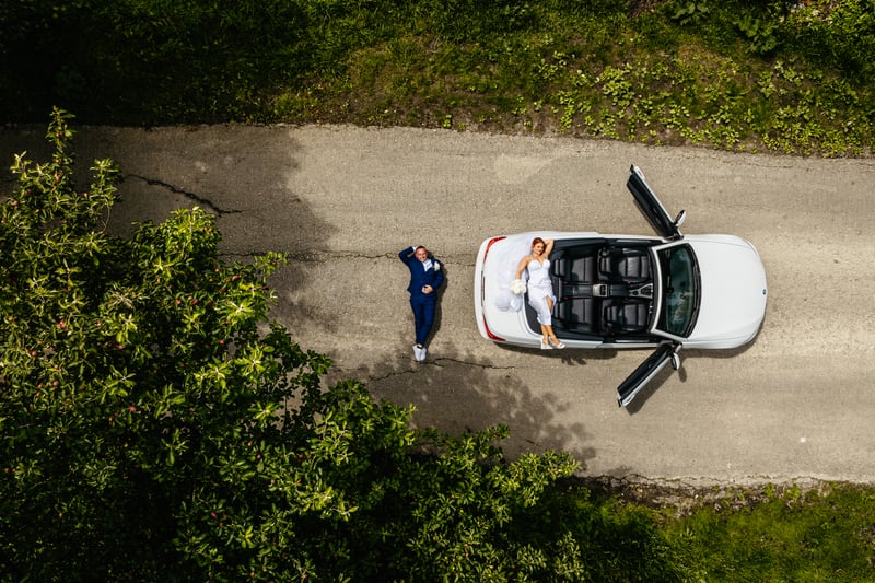 Pár pri svadobnom aute z dronu